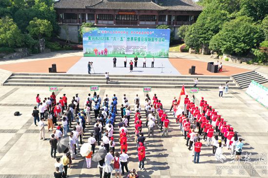 市生態(tài)環(huán)境局在遺愛湖廣場(chǎng)舉行六五世界環(huán)境日宣傳活動(dòng)_副本.jpg