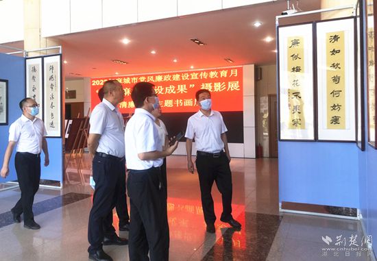 參觀書畫攝影展  吳湘瀛攝_副本.jpg