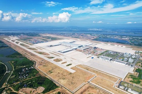 濱江擁湖的鄂州機(jī)場-牛暢，拍攝于2022年6月初，主題：鄂州花湖機(jī)場地理優(yōu)勢優(yōu)越，周邊生態(tài)環(huán)境良好，通過花馬湖水系綜合治理使得機(jī)