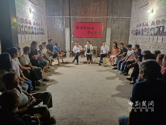 崇陽縣金塘鎮(zhèn)黨員干部在金塘村盧家大屋村灣開展灣子夜話,和群眾共商環(huán)境治理等事宜。.jpg