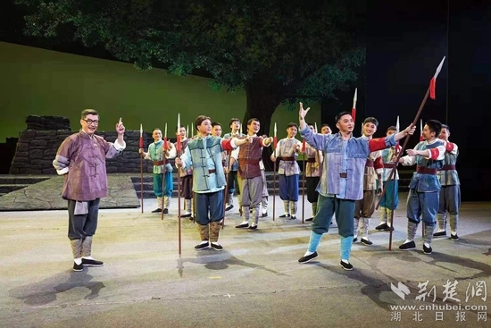 革命歷史題材楚劇《天明天亮》演出現(xiàn)場(chǎng)。通訊員供圖.webp.jpg