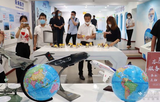 燕磯社區(qū)黨員群眾服務(wù)中心參觀體驗(yàn)。記者 胡小軍 攝.jpeg