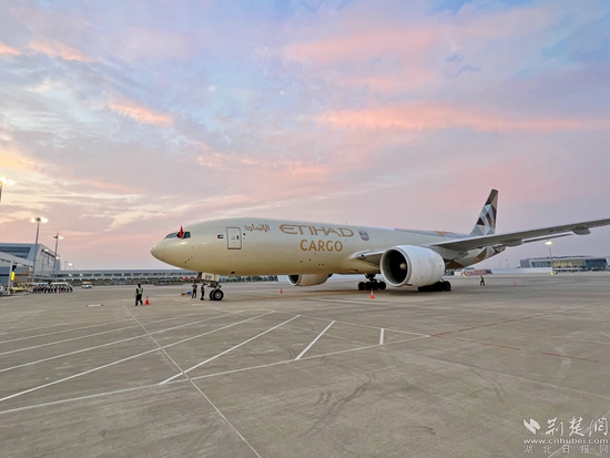 飛機(jī)?？客戤?。金康 攝.jpeg