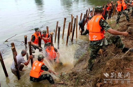 7月13日，武警官兵在高橋河執(zhí)行封堵管涌的任務(wù)_副本.jpg.jpg