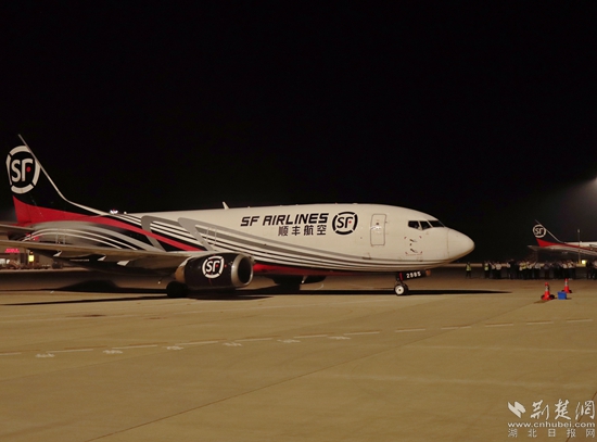 順豐B737-300駛向停機(jī)位。金康 攝.jpg