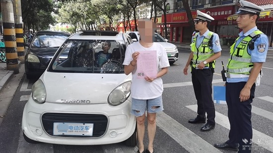 圖1：對情節(jié)輕微的車主，通過寫承諾書方式開展勸誡引導.jpg