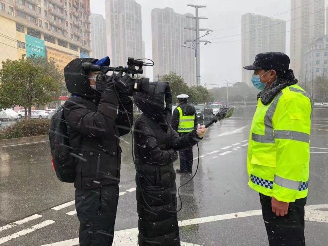 孝感市融媒體中心楊亞玲（風雪中，采訪疫情期間重返一線的退休警察）_副本.jpg.jpg