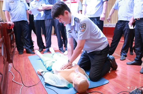7月17日，嘉魚縣公安局治安大隊會同縣紅十字會組織開展一線民輔警防溺水急救技能專項培訓(xùn).jpg
