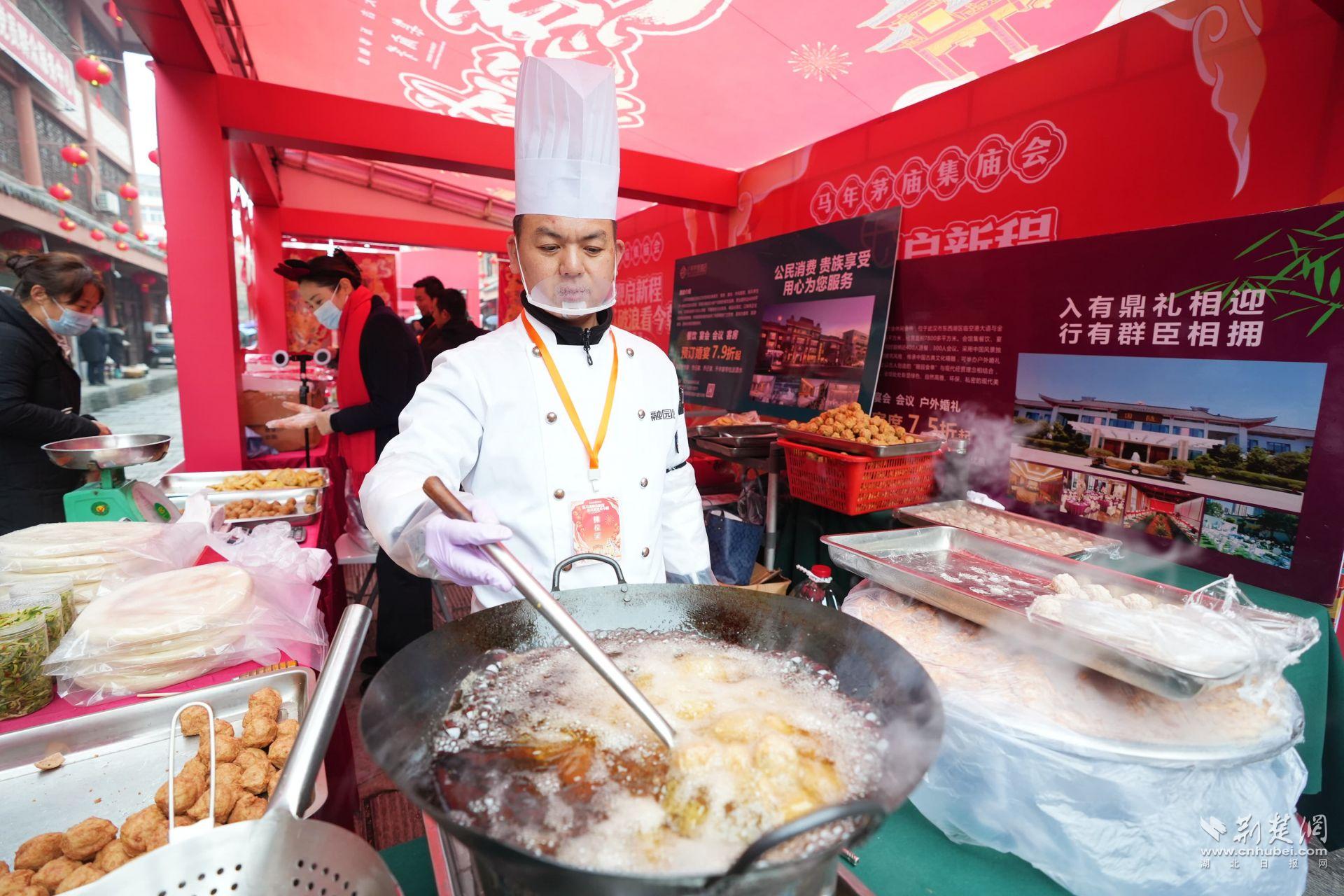 現(xiàn)場(chǎng)臘味、鹵貨、炸圓子吸引市民前來品嘗購買 (1).JPG.JPG