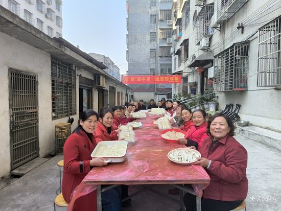 黨員中心戶(hù)帶領(lǐng)居民自發(fā)開(kāi)展“暖‘新’迎冬至 溫馨睦鄰情”冬至合家飯主題活動(dòng).jpg.jpg