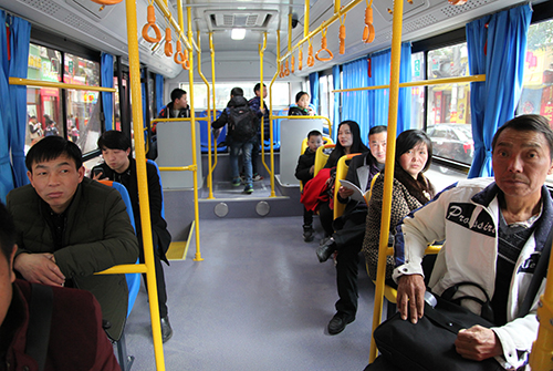 崇陽(yáng)老百姓坐上新能源純電動(dòng)公交車。.JPG