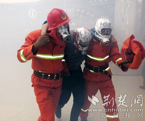 專職隊(duì)隊(duì)員營救被困員工－_副本.jpg