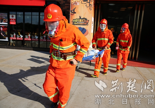 專職隊(duì)隊(duì)員營救被困員工_副本.jpg